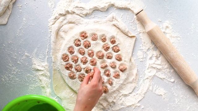 СТУДЕНТЫ ГОТОВЯТ ПЕЛЬМЕНИ быстро и ловко ? Домашние пельмени простой способ смотреть онлайн