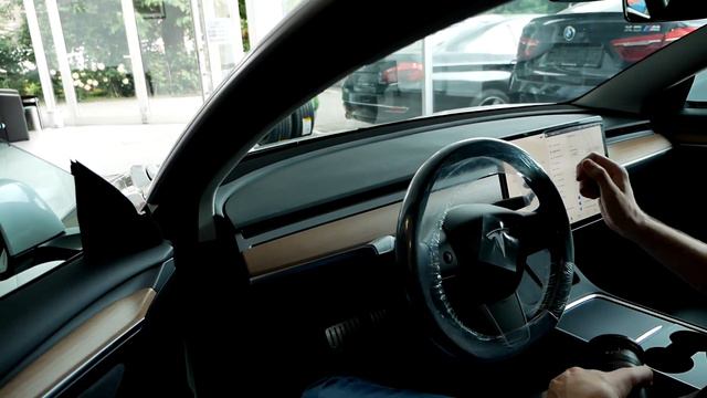 Обзор новой Tesla 3 Performance в немецком автосалоне
