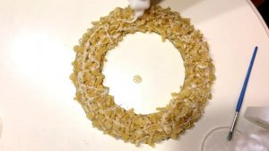 Рождественский венок из макарон (новогодняя поделка)