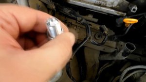 Замена свечей  и фильтра в автомобиле ауди а6 с5