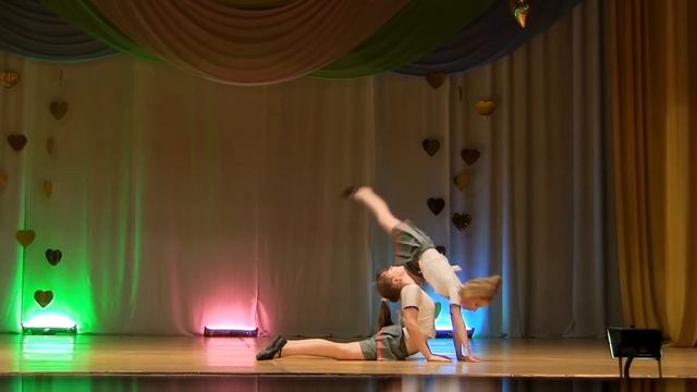 Акробатический дуэт  =Подружки=  Изюмская цирковая студия Чудесники