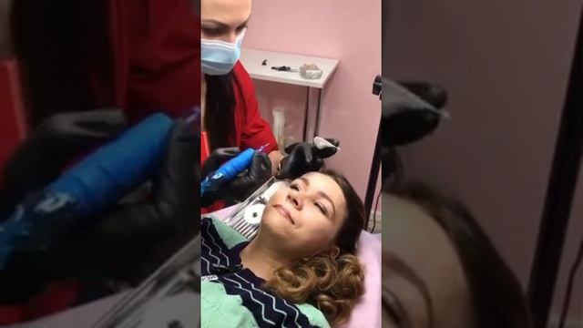 БЕЗУМНЫЙ ПАША. ИРИШКЕ ЧИКИ ПИКИ ДЕЛАЮТ ТАТУАЖ БРОВЕЙ. смотреть онлайн