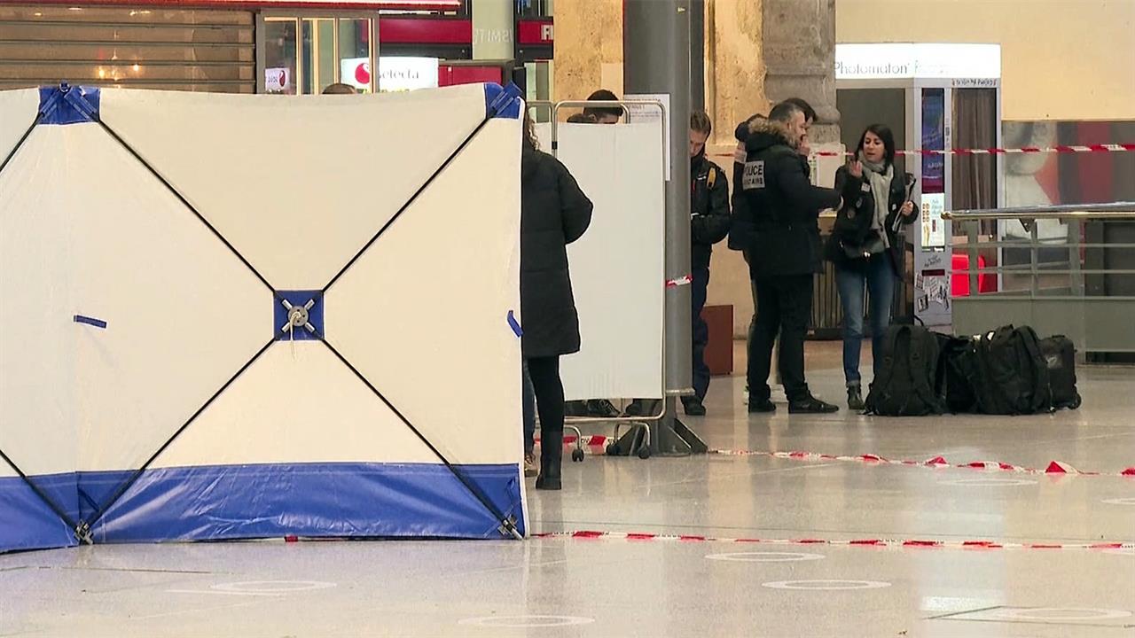 В Париже полиция выясняет мотивы, по которым неизвестный напал с ножом на людей
