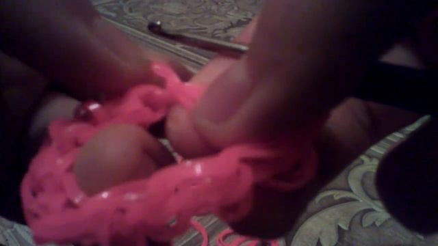 Как сплести платье для куклы из резинок без станка .???? смотреть онлайн