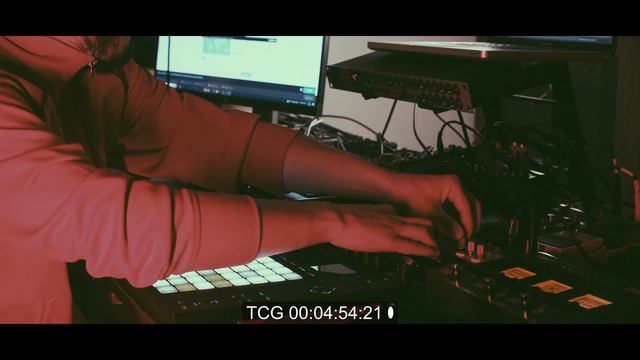 Myroslav Trofymuk AKA. AЙKTRONER - october смотреть онлайн