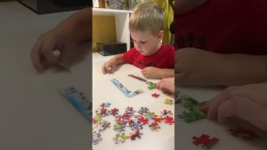 Максим и тетя Луиза собирают пазлы ))) 
Этот пазл мы собрали за 12 минут, мелкие 54 детали.