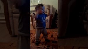 Ребенок танцует в 10 месяцев