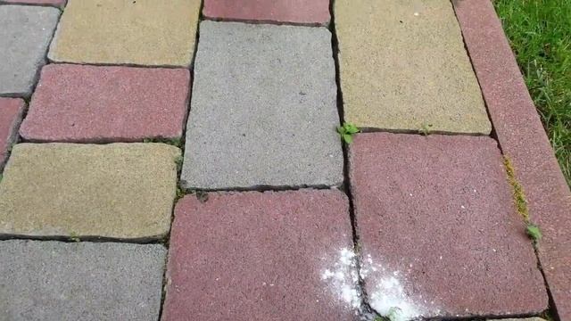 Трава на дорожках между плиток  - супер средство! Избавиться от травы на межплиточном  пространстве