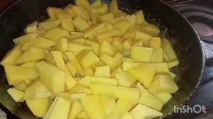 Жареная картошка с луком и помидорами???