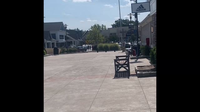 Walk around Woodbury commons outlet NY смотреть онлайн