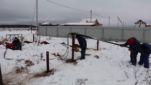 Монтаж винтовых свай небольшой гидравлической установкой в МО. "СВ-Фундамент"