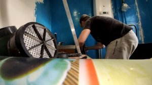 Ремонт хрущевки, кухня, готовлюсь перевесить газовую колонку. Штробление сены под водяные трубы.