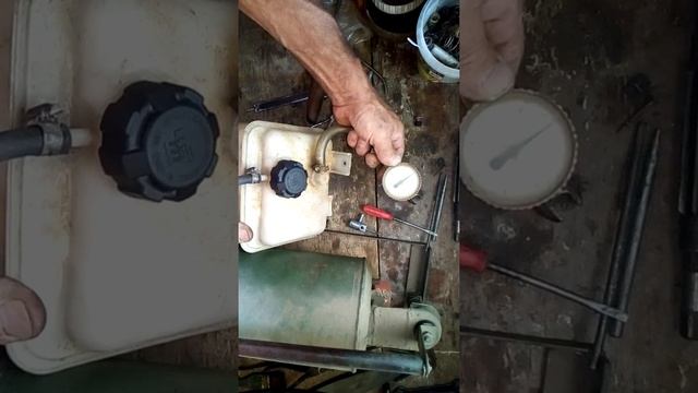 Сбрасываем давление в расширительном бачке Газель от1до0.8атм