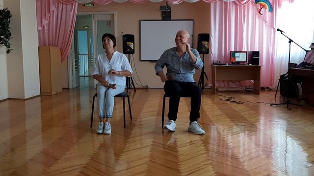 Номер на деревянных ложках.