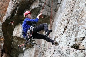 Дед на столбах ,перья,