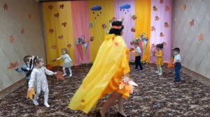 "Танец с листочками" младшая группа