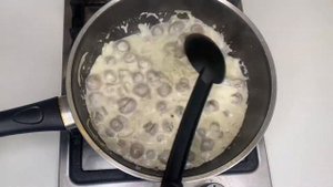Жареная картошка с грибами в сливочном соусе