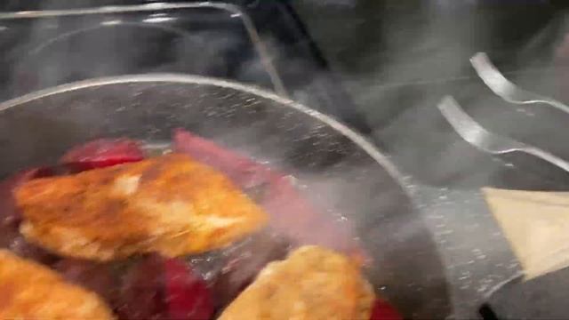 Сочное куриное филе с хрустящей корочкой,свёклой и шалфеем #куриноефиле #жаренаякурица #chicken