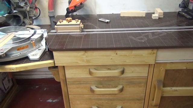 Приспособление для торцовочной пилы Передвижной упор фиксатор Device for a miter saw смотреть онлайн