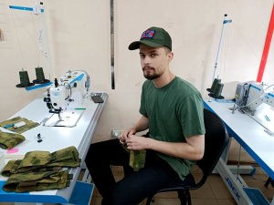 Раненые бойцы помогают шить обмундирование