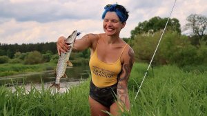 ЭТА ПРИМАНКА СДЕЛАЛА РЫБАЛКУ на реке! Брожу в ТРАВЕ ловлю НА СПИННИНГ! #445