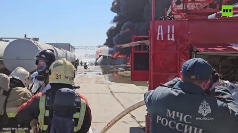 В Омске горят цистерны с нефтепродуктами — видео