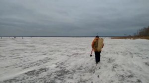 Рыбалка по первому льду в Челябинской области.