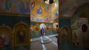 Отец Серафим поёт на древне арамейском языке. На этом языке говорил Господь Иисус Христос