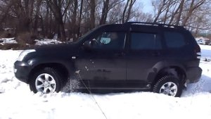 Тойота Ленд Крузер Прадо 120 в весеннем снегу...