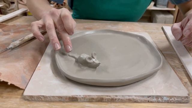Лепим сырную тарелку с объемным декором и прорезями: ручная лепка из пласта