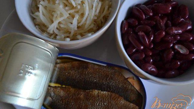 Салат с копчеными рыбными консервами