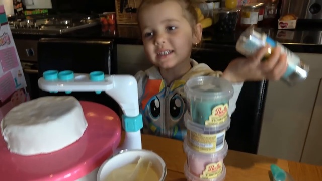 Катя печет за 3 минуты торт и украшает на установке Cake Party Maker и посыпка с смотреть онлайн