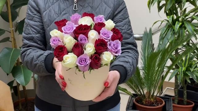 25 белых, сиреневых и красных роз в коробке смотреть онлайн