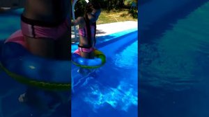 Miss Karolina - Купание в бассейне