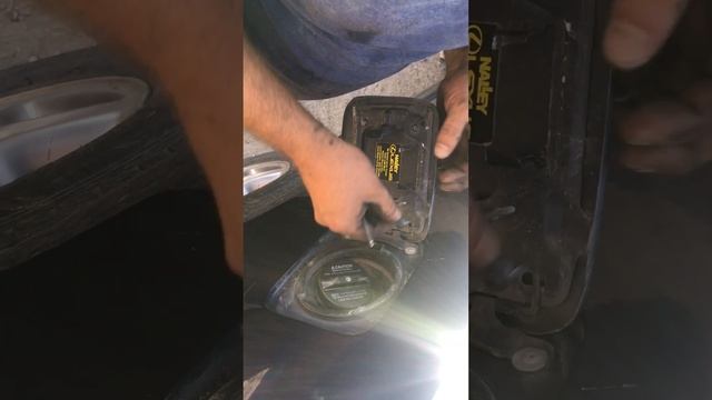 Замена пружины лючка топливного бака Lexus RX 300 (1999 г.в.) смотреть онлайн