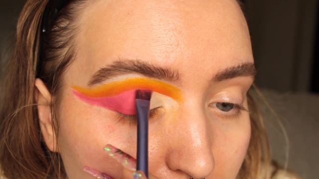 Colourful look with white sparkles and glitter eyebrow смотреть онлайн