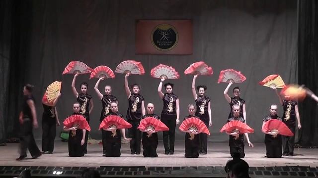 Китайский танец с веерами