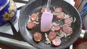 Как вкусно пожарить яйца с копченой колбасой ?