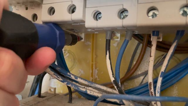 Sostituzione MAGNETOTERMICO DIFFERENZIALE SALVAVITA sul quadro elettrico смотреть онлайн