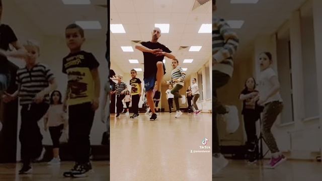 УЧИМ ЛЁГКИЙ ТАНЕЦ НОГАМИ ШАФФЛ ИЗ ТРЕНДОВ ТИК ТОК. SHUFFLE  DANCE TIK TOK.