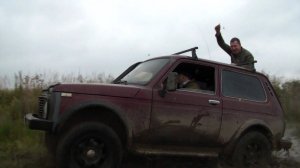 Нива (ВАЗ 2121). Проезжаем через любимую лужу.