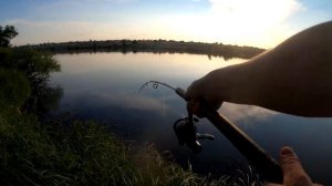 Ловля на донную снасть возле переката. Рыбалка на речке.