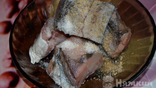 Жареный минтай в кляре с манкой на сковороде