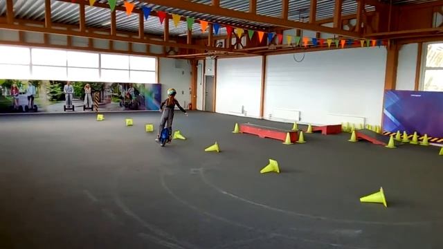 Алина - 9.5 лет закончила курс обучения на моноколесе смотреть онлайн