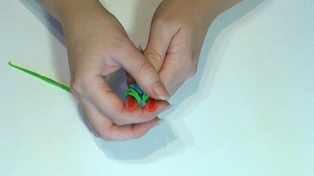 Брелок ПЕРО из резинок на рогатке. МК