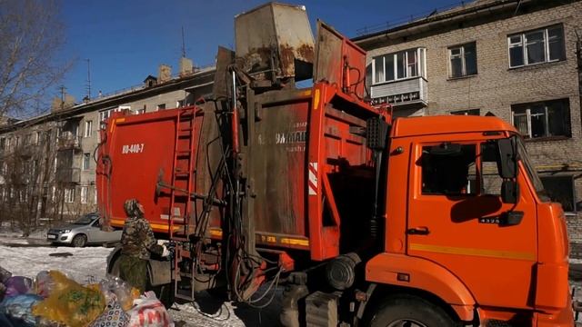 Мусоровоз КО-440-7 на шасси КамАЗ-43253-R4 (Т 522 СХ 55) смотреть онлайн