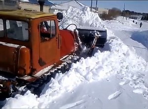 Мощные Бульдозеры Т-4, Т-170 пробивают сугробы! Powerful bulldozers break through snowdrifts