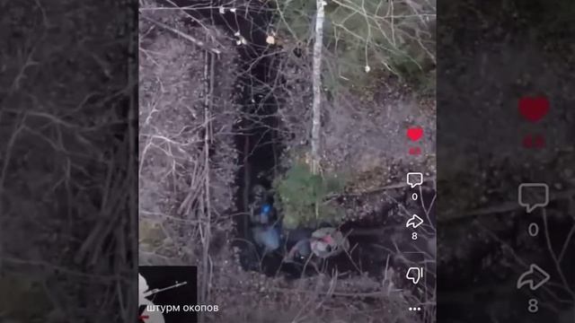 Боец не успев перезарядить АК, вступил в рукопашную, благо напарник среагировал вовремя