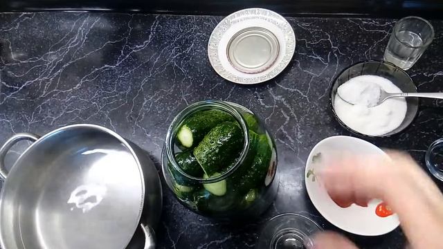 Закатываем маринованные огурцы с томатной пастой на зиму!!! смотреть онлайн