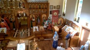 Детский хор поет Трисвятое на Литургии